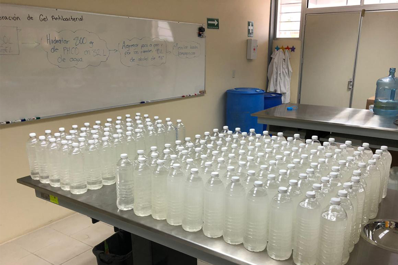 Laboratorio ha generado 800 litros del gel y liquido sanitizante.