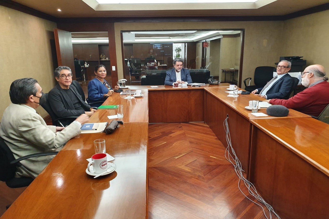 A la reunión asistió en compañía de la secretaria general, Magnolia Solís López, el secretario académico, Rafael Araujo González y el director general de Planeación y Evaluación, Fidel Yamazaki Maza.