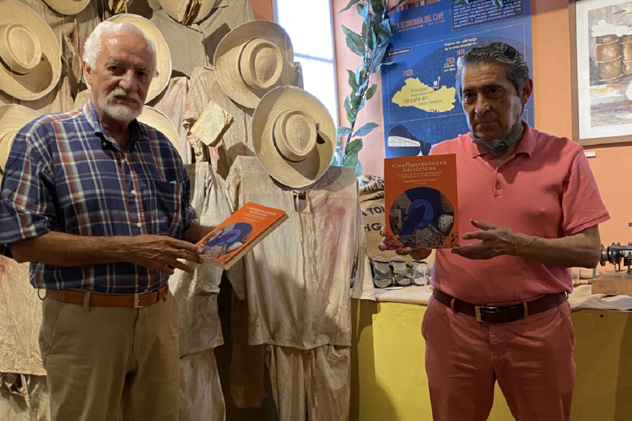 Entrega de libros a Carlos Enrique Consalvi, director y fundador del Museo de la Palabra y la Imagen. Cortesía de Mario Valdez.