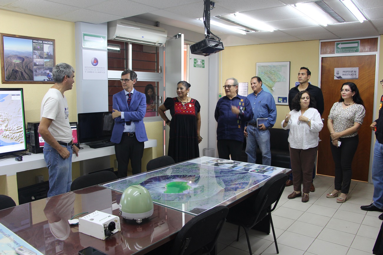 El vicedecano de la UCM  realizó un recorrido por diversos laboratorios, uno de ellos fue el del Instituto de Investigación de Riesgos y Cambio Climático.