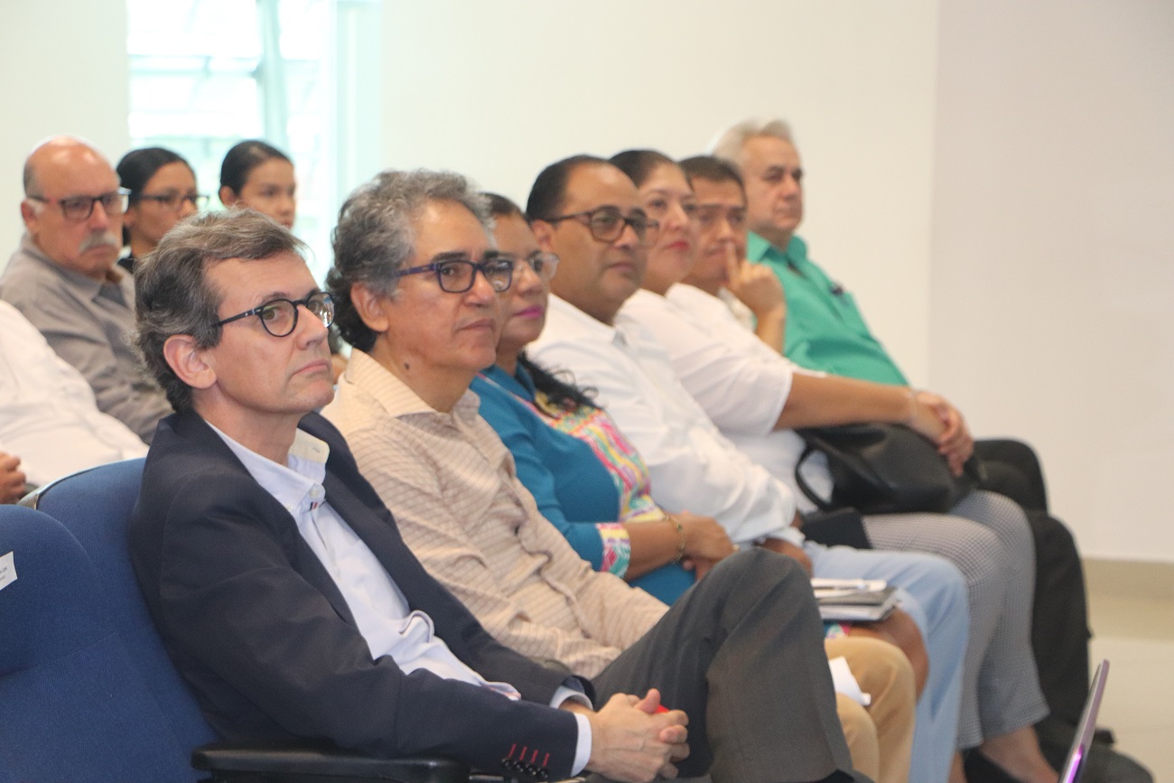 El vicedecano de la UCM enfatizó en tres grandes áreas de oportunidad: Alianza UNA Europa, programa ERASMUS y la Embajada de México (Casa México). 