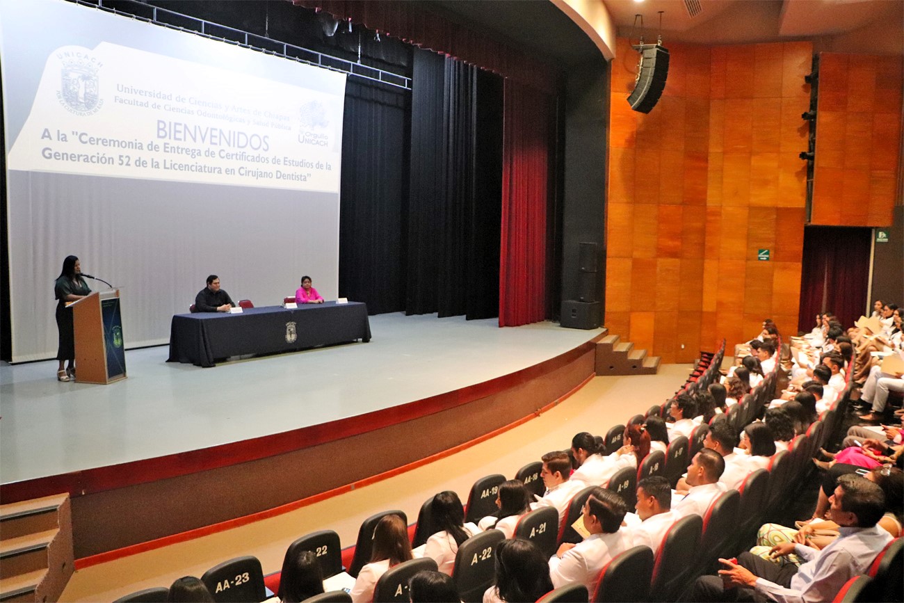 la secretaria general de la UNICACH, Magnolia Solís López, Felicitó a quienes egresan de la Facultad de Ciencias Odontológicas y Salud Pública.
