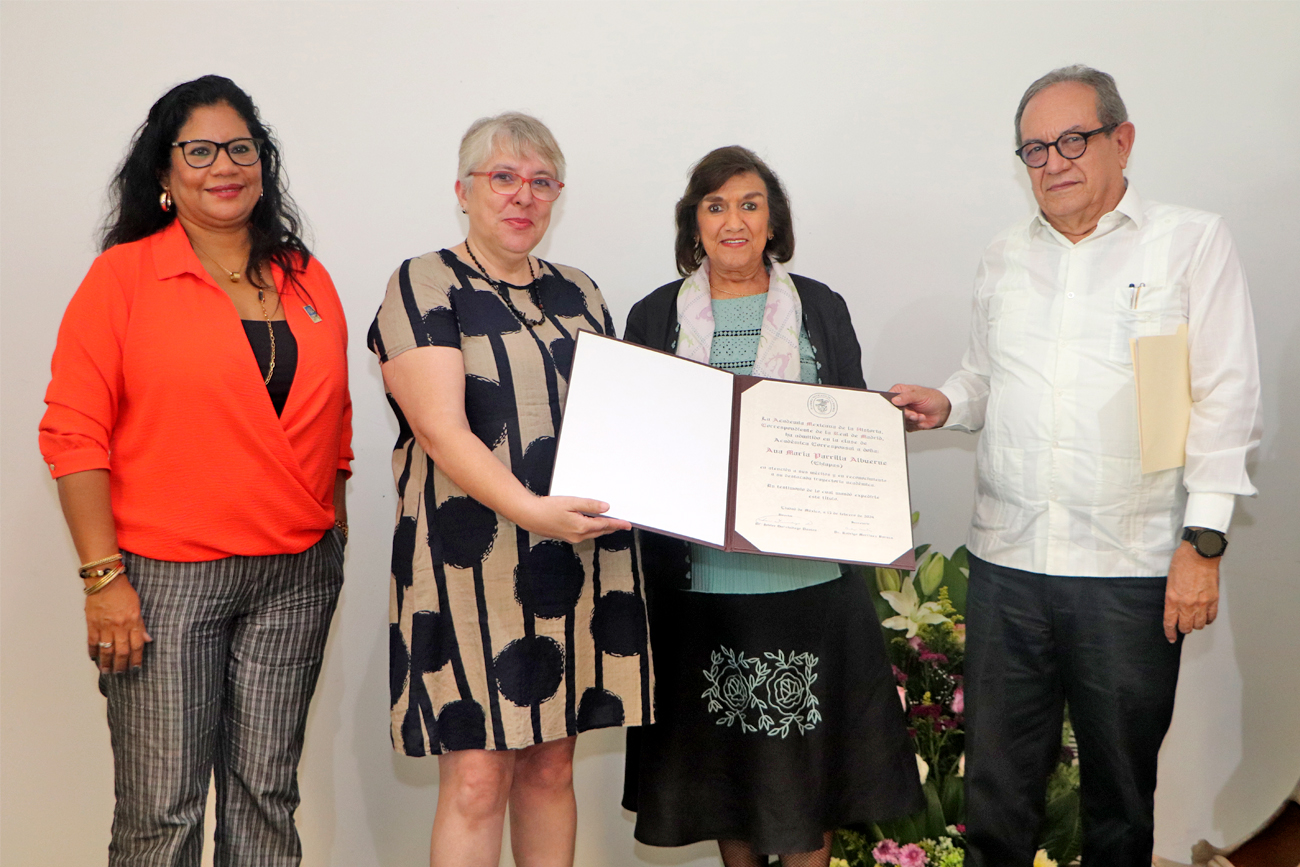 La profesora-investigadora de la UNICACH, Ana María Parrilla Albuerne ingresó a la AMH como miembro de número, en reconocimiento a su excepcional preparación en el estudio de la historia de Chiapas.