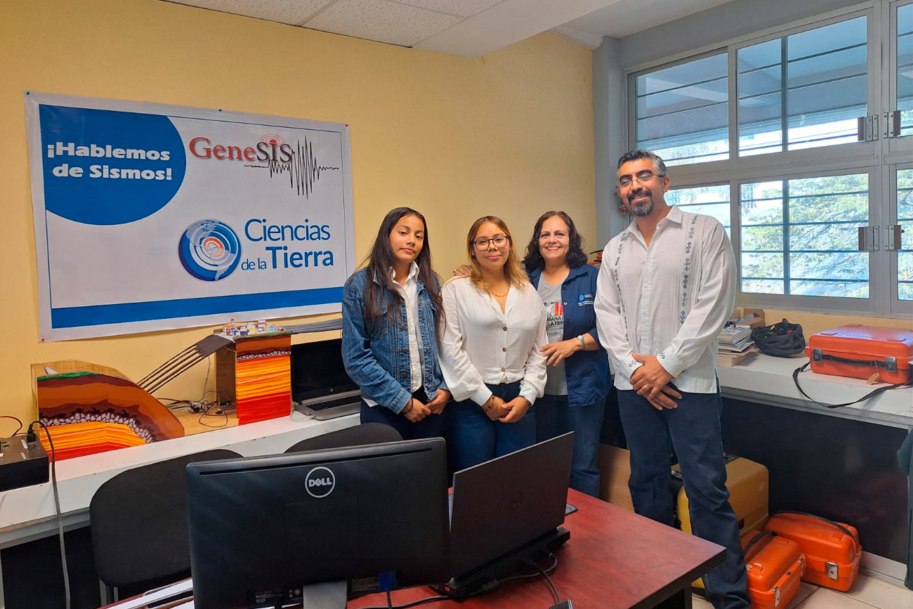 Dos alumnas de la licenciatura en Ciencias de la Tierra desarrollaron r el proyecto “GenenSIS, dispositivo lúdico para la enseñanza de los sismos de subducción”.