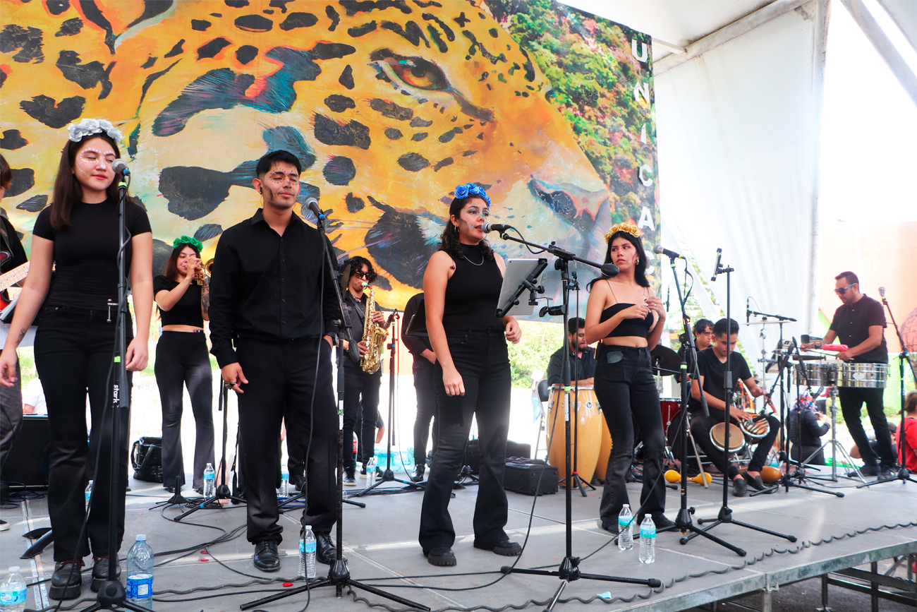 También se contó con la presentación de la Orquesta de Música Popular de la Facultad de Música.