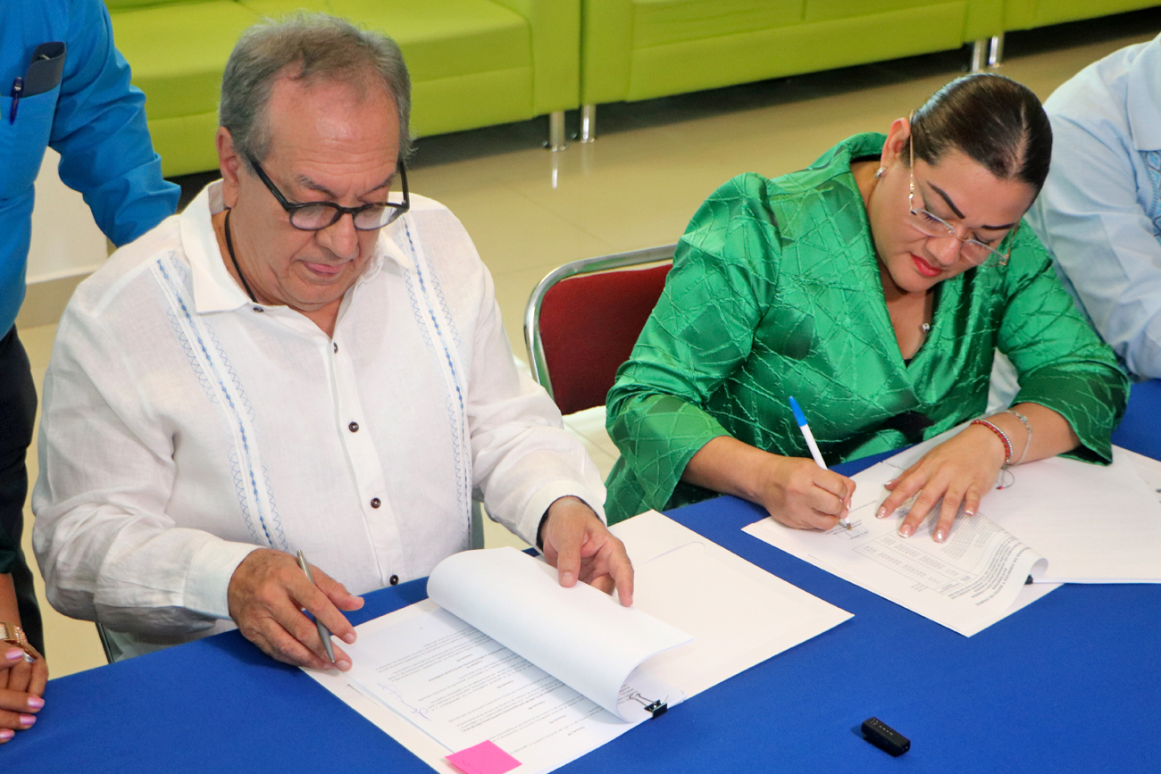  El Rector Juan José Solórzano Marcial y la Secretaria General del Comité Ejecutivo del SITAUNICACH firmaron el Contrato Colectivo de Trabajo 2024-2026.