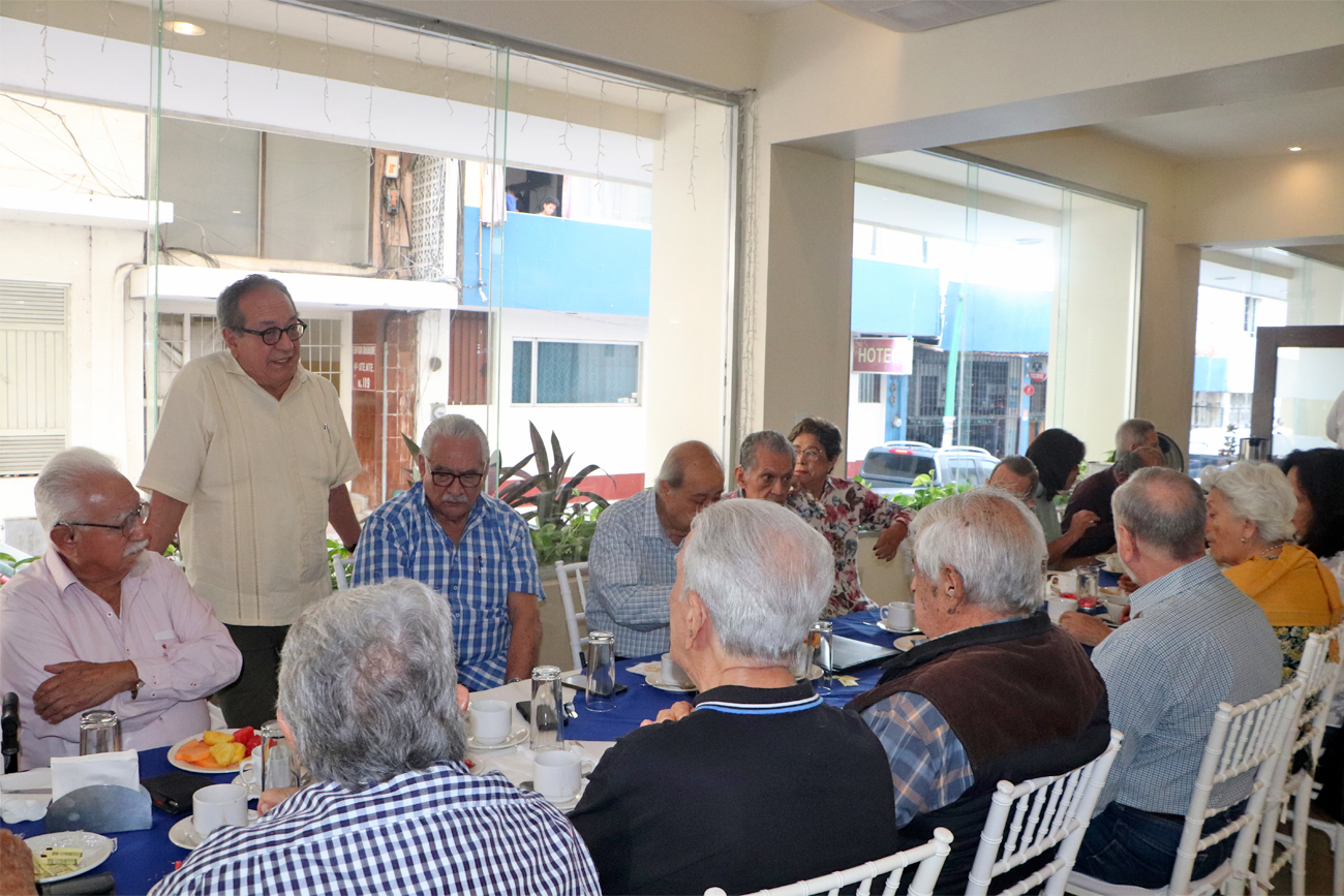 Durante la reunión, el rector expresó su apoyo a esta nueva iniciativa, subrayando la importancia de esta asociación para el fortalecimiento de la identidad de los egresados y su vinculación con la UNICACH.