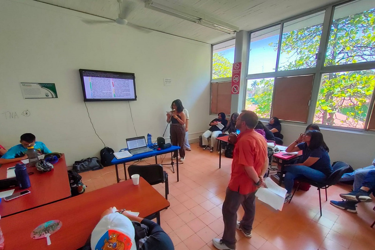 Como parte de su formación en los ejes de Narrativa y Poesía, los estudiantes adaptan para radio los cuentos 