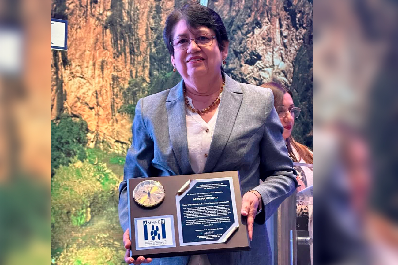 Se entregó un reconocimiento a la Dra. Vidalma del Rosario Besares Sarmiento por su destacada labor como presidenta de la AMMFEN en el periodo 2008–2010.