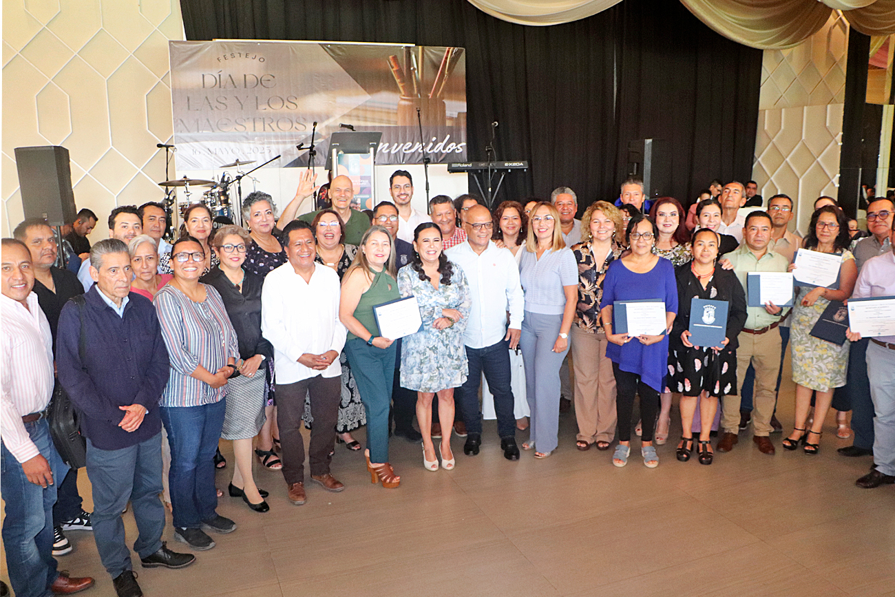 Rectora entrega reconocimientos por trayectoria académica a docentes de la UNICACH