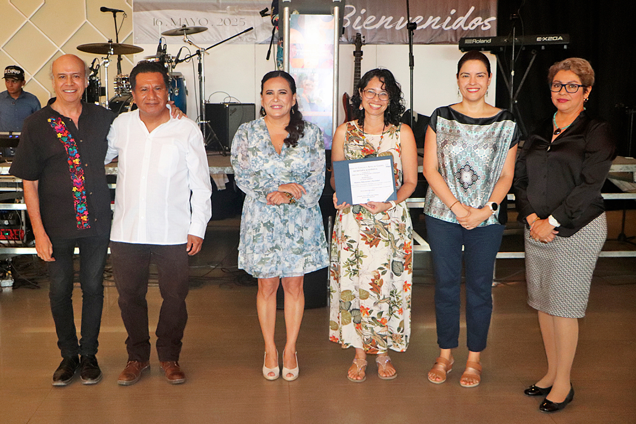 La entrega de reconocimientos fue en marco de la celebración del Día del Maestro.