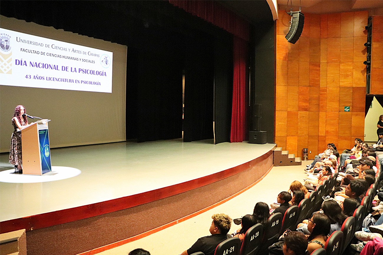  La directora de la Facultad de Ciencias Humanas y Sociales, Marcela Contreras Valiserra, recordó que hace 43 años inició la licenciatura en Psicología en la UNICACH.