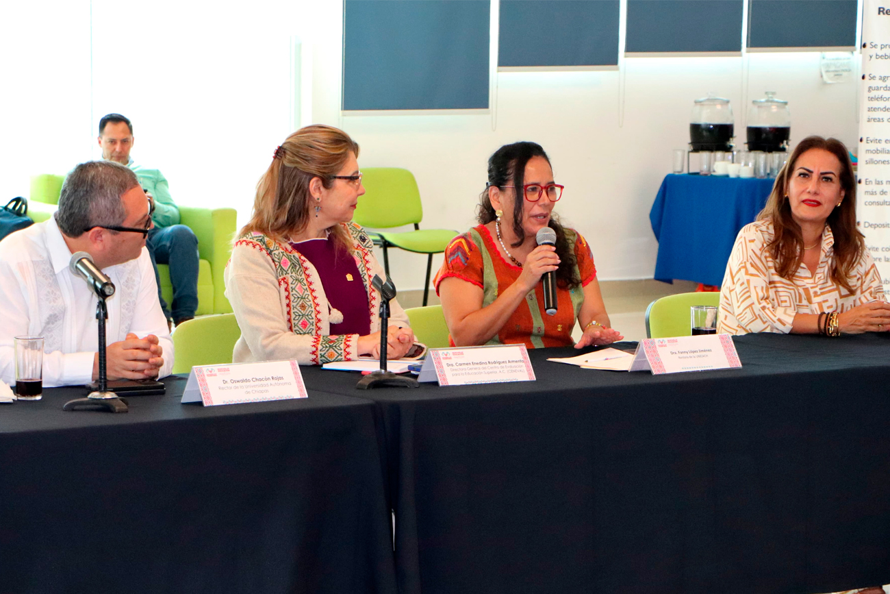 La rectora de la UNICACH, Fanny López Jiménez, reiteró su compromiso ante la directora del CENEVAL para colaborar activamente en la elaboración de los instrumentos de evaluación del organismo.