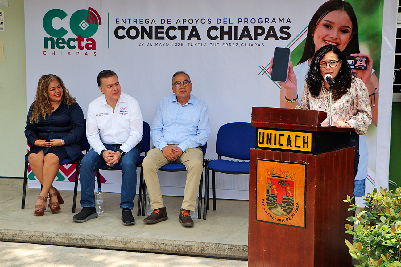 La rectora destacó que el programa impulsado por el gobierno estatal, representa un esfuerzo importante por reducir la brecha digital entre las juventudes de Chiapas.
