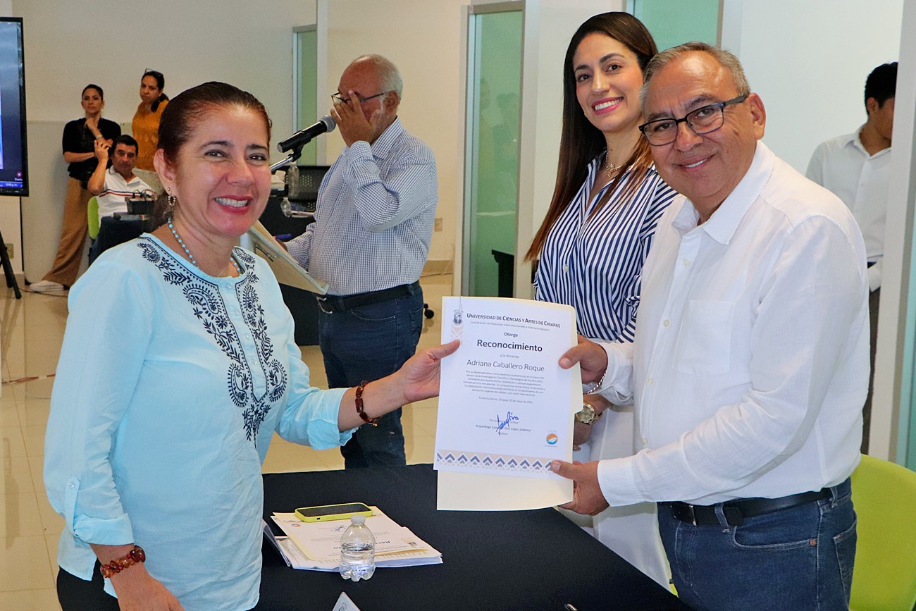 El secretario general de la UNICACH, Hugo Armando Aguilar, entregó reconocimientos y becas  a las y los participantes, alentándolos a poner en alto el nombre de la Universidad
