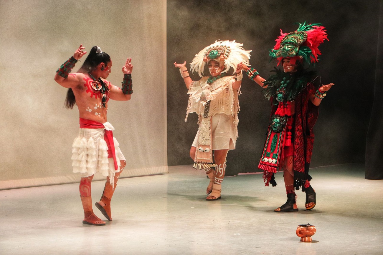 La conferencia titulada “La Reina Roja de Palenque: Crónica de un descubrimiento”, dirigida y producida por el maestro Hiram Marina, combinó danza, música, narrativa histórica y divulgación científica,.
