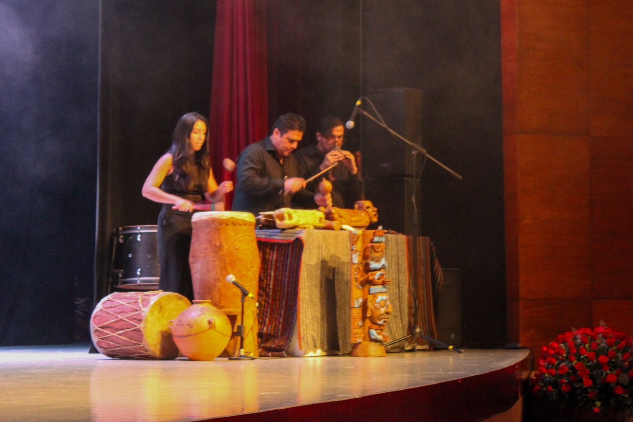 la ambientación sonora en vivo, fue ejecutada por artistas de la Facultad de Música, bajo la dirección del maestro Roberto Hernández Soto, junto con el maestro Félix Rodríguez León y la alumna Sheyla Guadalupe Garabita.