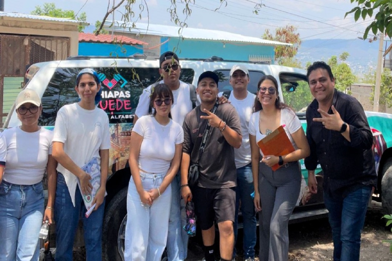 Durante la jornada, el equipo interactuó con habitantes de las colonias cercanas al centro comunitario.