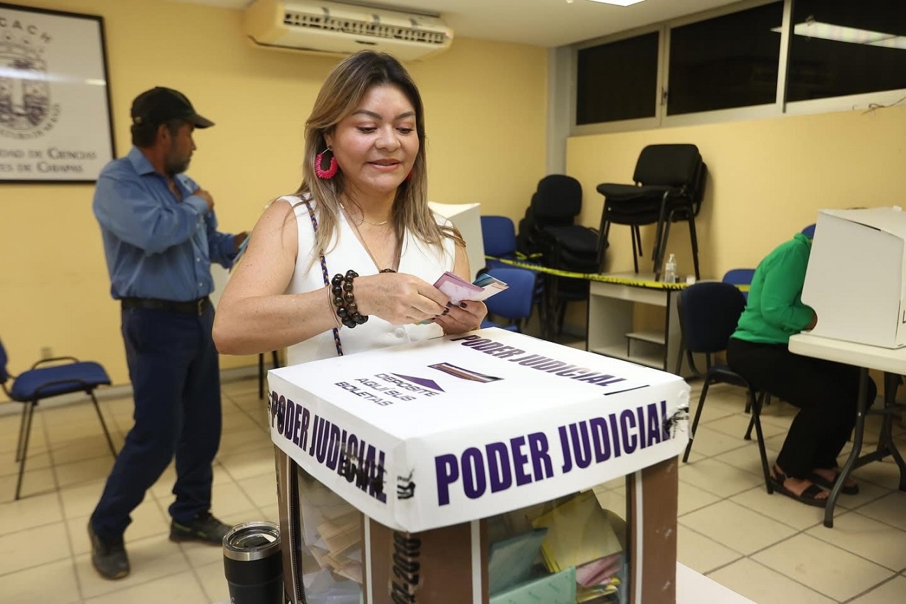  Eduardo Ramírez Aguilar, acudió acompañado de su esposa Sofía Espinoza.