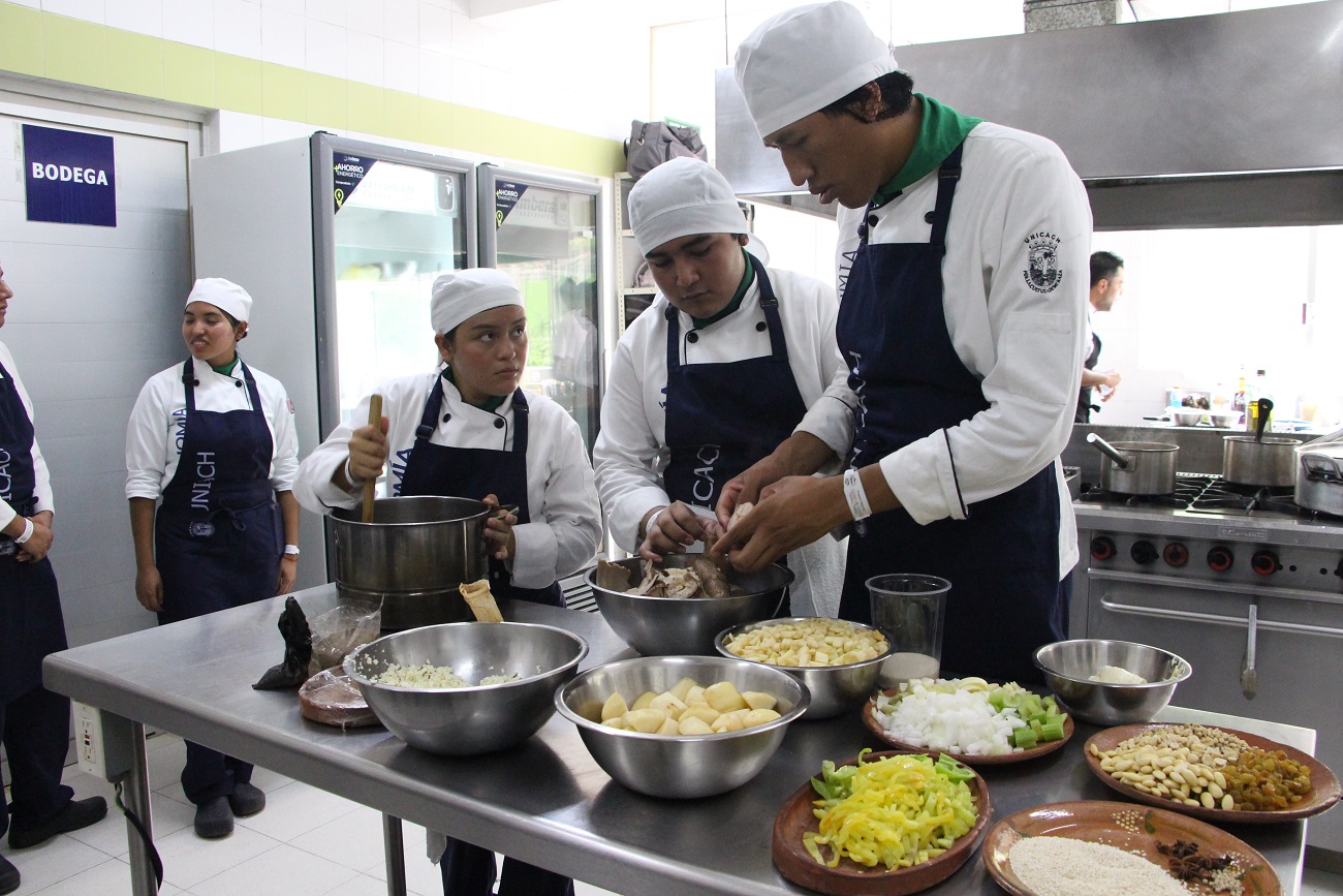 Las actividades contaron con la participación de estudiantes y docentes de la Licenciatura en Gastronomía, así como de personas interesadas provenientes de diversas instituciones de Tuxtla Gutiérrez y San Cristóbal de Las Casas.