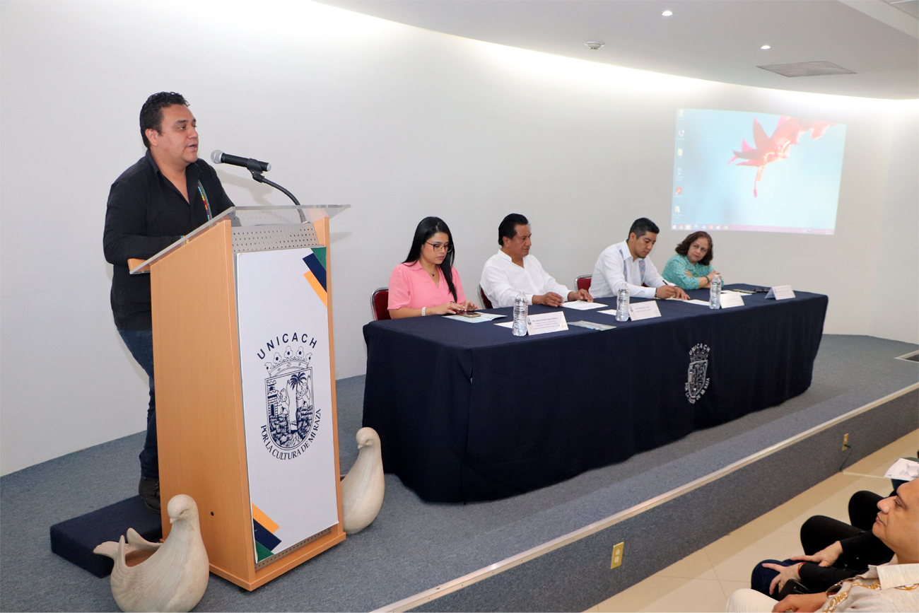 Roberto Hernández Soto, director de Extensión Universitaria, presentó los cuatro compromisos adoptados por la institución.