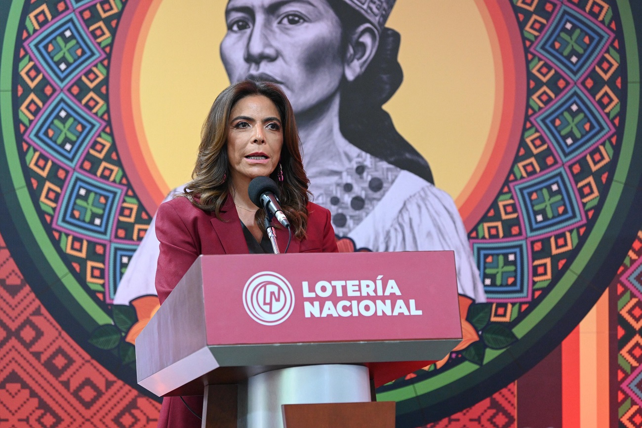 Olivia Salomón, directora general de la Lotería Nacional, subrayó la trascendencia de este acto, como la reivindicación histórica de una figura femenina que emergió del silencio de los siglos.