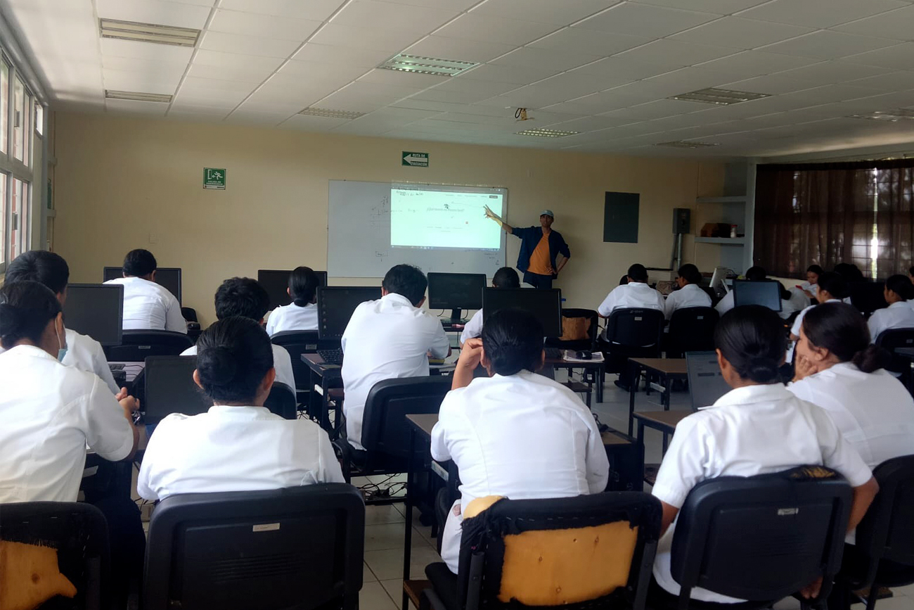 Durante el taller, se abordaron temas clave como el funcionamiento de la IA, la construcción de prompts, y el uso de herramientas como ChatGPT.
