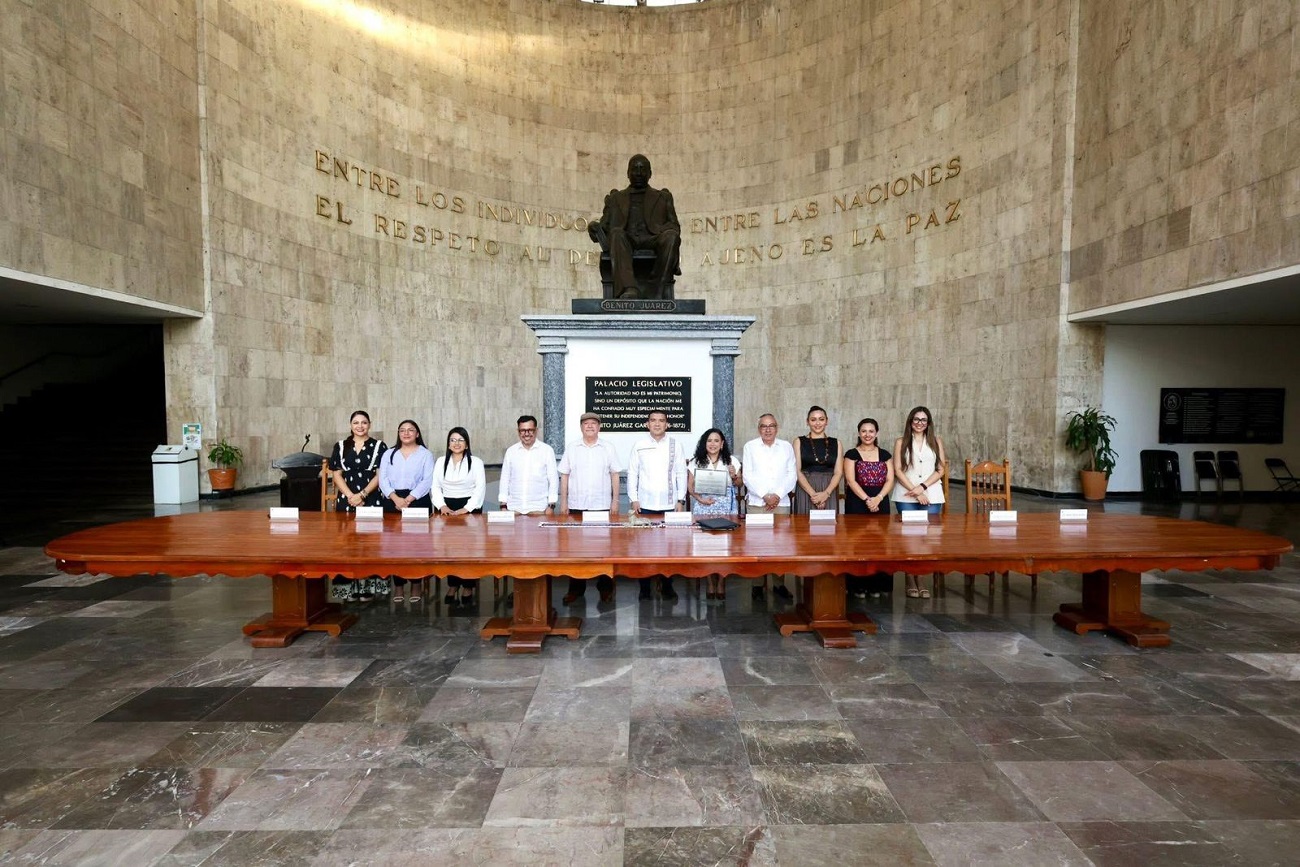 La UNICACH recibe en donación histórica mesa del Congreso del Estado de Chiapas