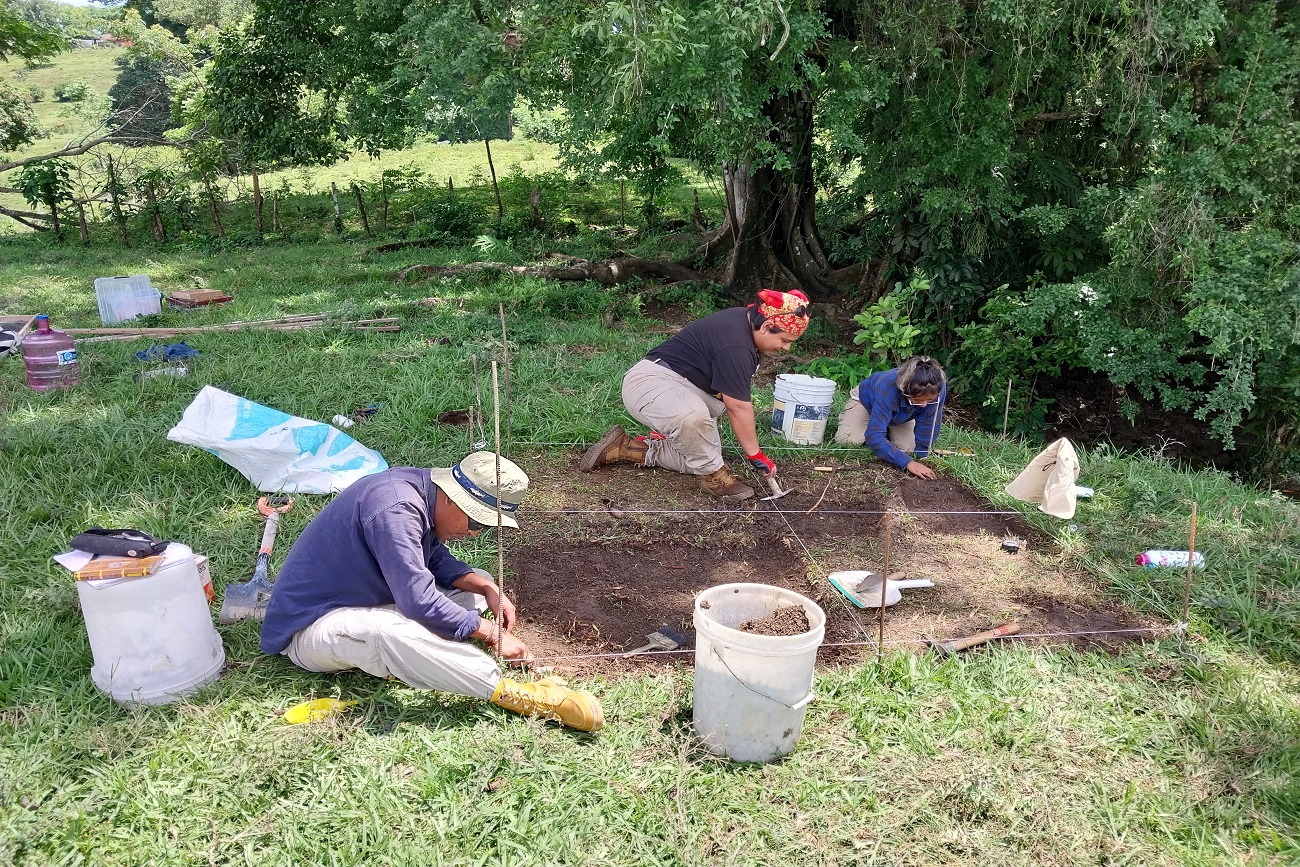 Estudiantes de Arqueología de la UNICACH en el Proyecto Palenque