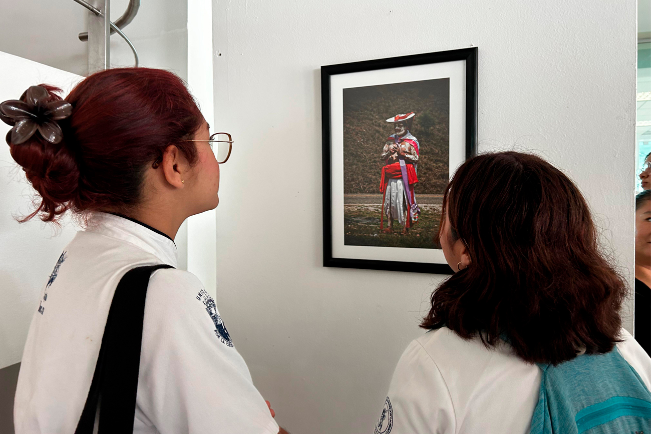 La muestra fotográfica “𝗧𝗮𝗻𝗰𝗵𝗮𝗸. 𝗖𝗮𝗿𝗻𝗮𝘃𝗮𝗹 𝗧𝘀𝗼𝘁𝘀𝗶𝗹 𝗛𝘂𝗶𝘅𝘁𝗲𝗻𝗰𝗼”, es presentada por la UNICACH.