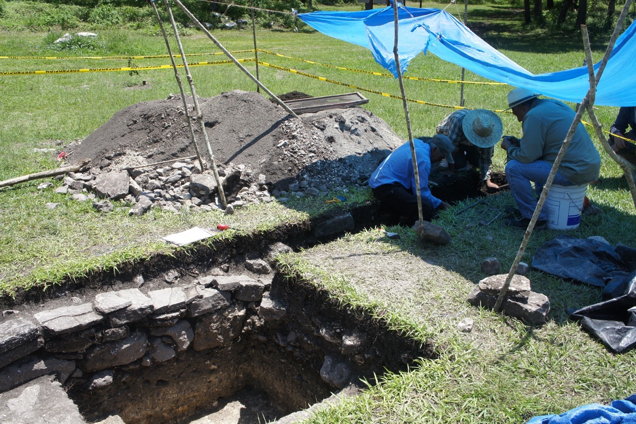 Investigadores y estudiantes indagan sobre el uso de la principal área pública del sitio arqueológico Tenam Puente, ubicado en el valle de Balun Canan en el municipio de La Trinitaria.