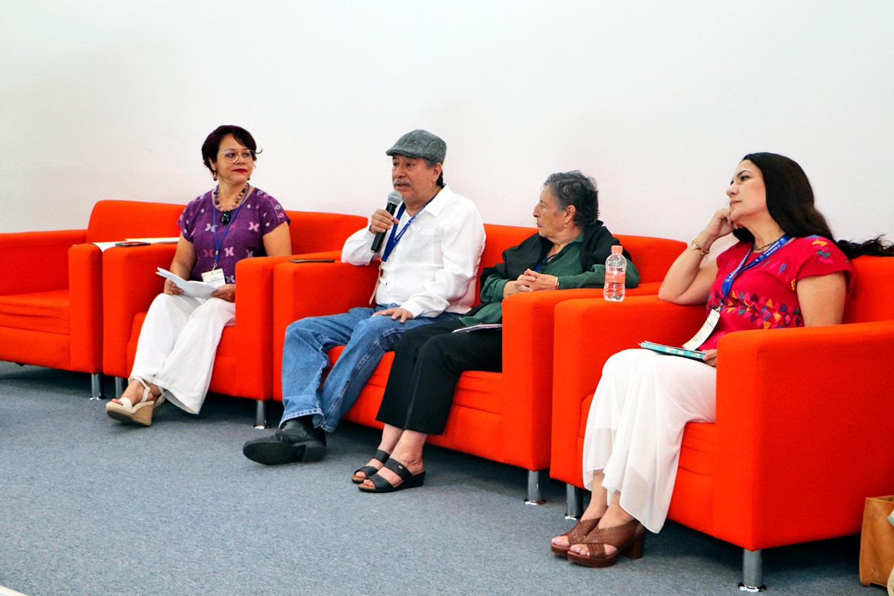 Carlos Román destacó el proceso de catalogación y digitalización del archivo personal de Castellanos, gracias a la colaboración de su hijo, donde se han encontrado escritos originales con mínimas correcciones, evidencia de su gran talento.