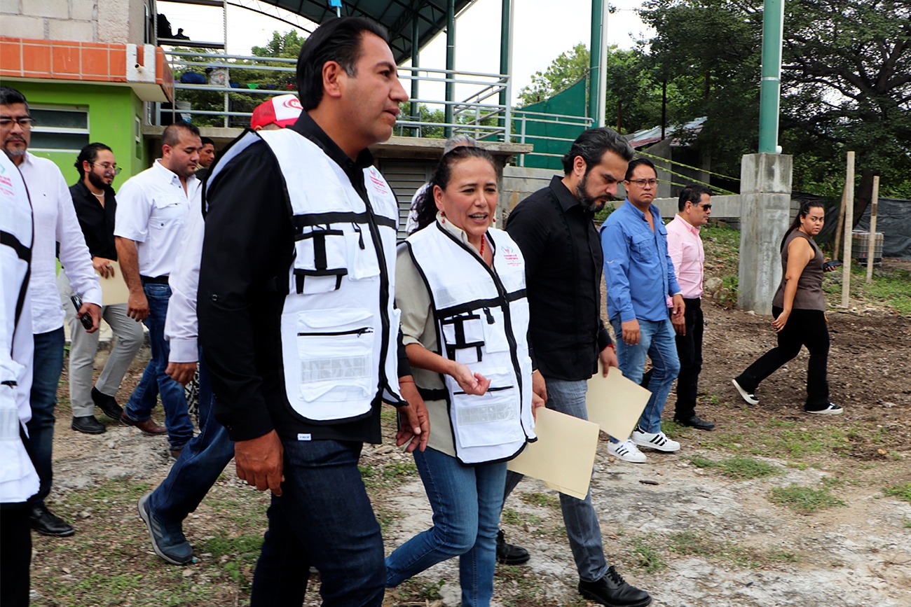 El gobernador de Chiapas, Eduardo Ramírez Aguilar, y la rectora de la Universidad Autónoma de Ciencias y Artes de Chiapas (UNICACH), Fanny López Jiménez.