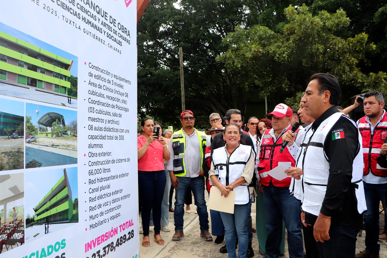 Acompañados por funcionarios estatales, municipales y miembros de la comunidad universitaria.