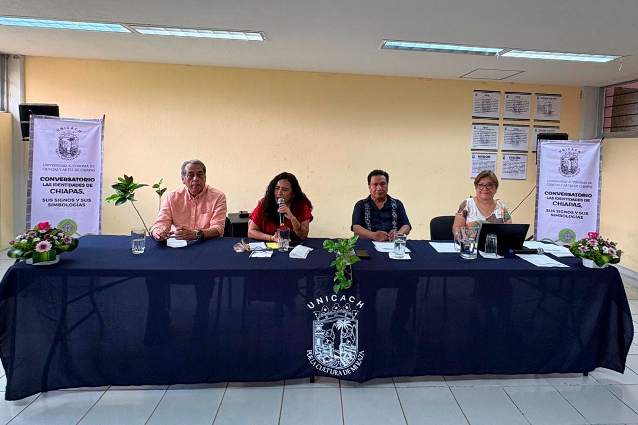 La rectora, Cicerón Aguilar y Enrique Pérez, entregaron reconocimientos a los participantes.