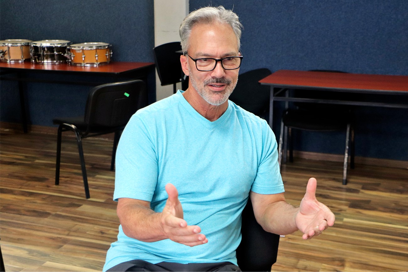 Percusión sin fronteras: John Wooton inspira a estudiantes de la UNICACH