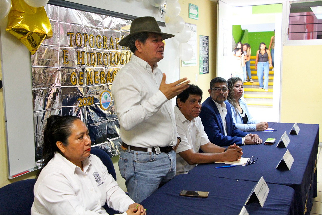 Ramos García, representante personal de la rectora Fanny López Jiménez, reconoció la disciplina, el esfuerzo y la dedicación que cada uno de los egresados demostró a lo largo de su formación profesional.