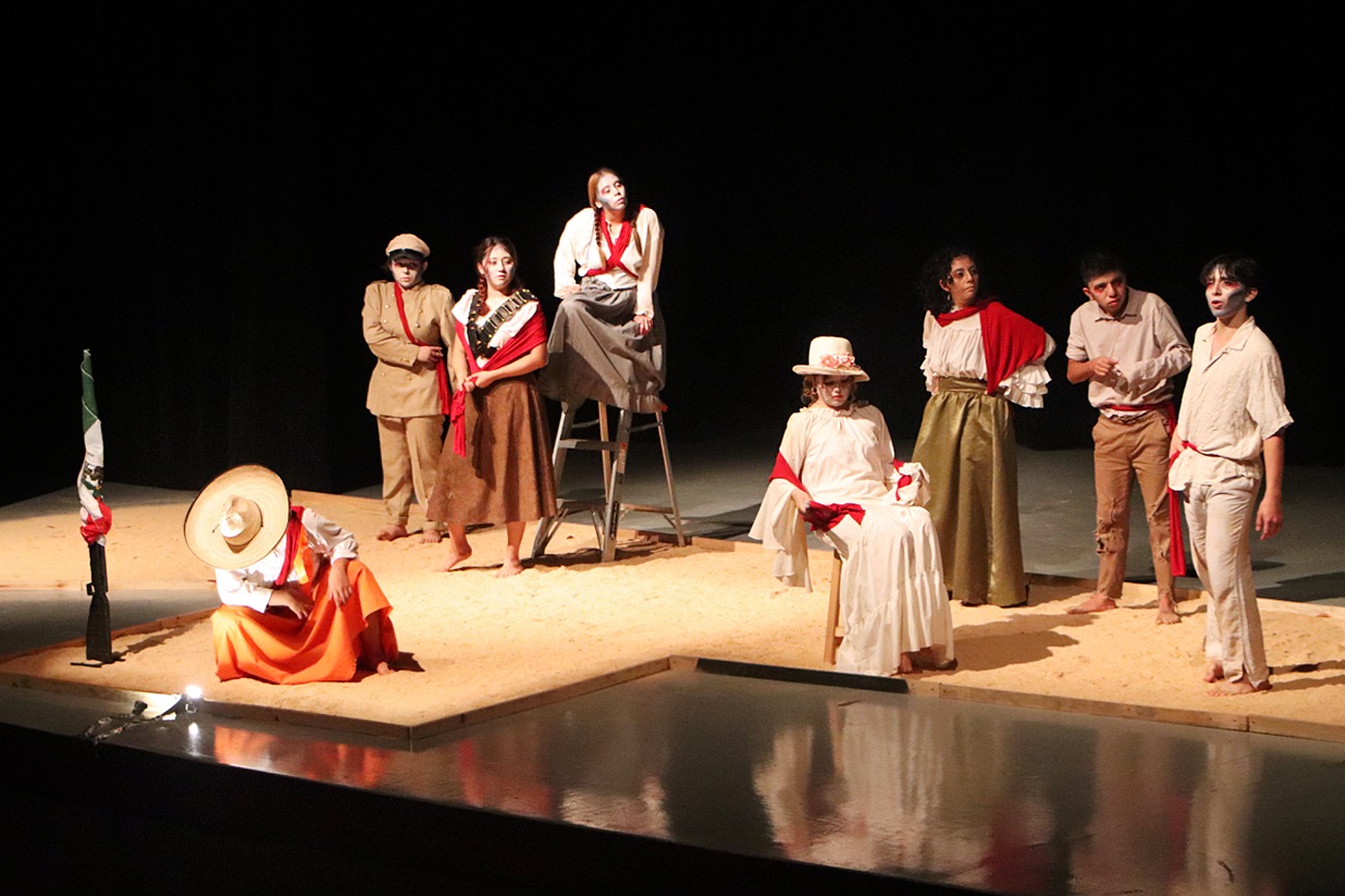 Estudiantes de Artes Escénicas-UNICACH brillan en el Teatro Universitario