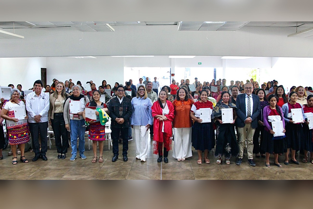 CONOCER y UNICACH certifican elaboración de telar de cintura