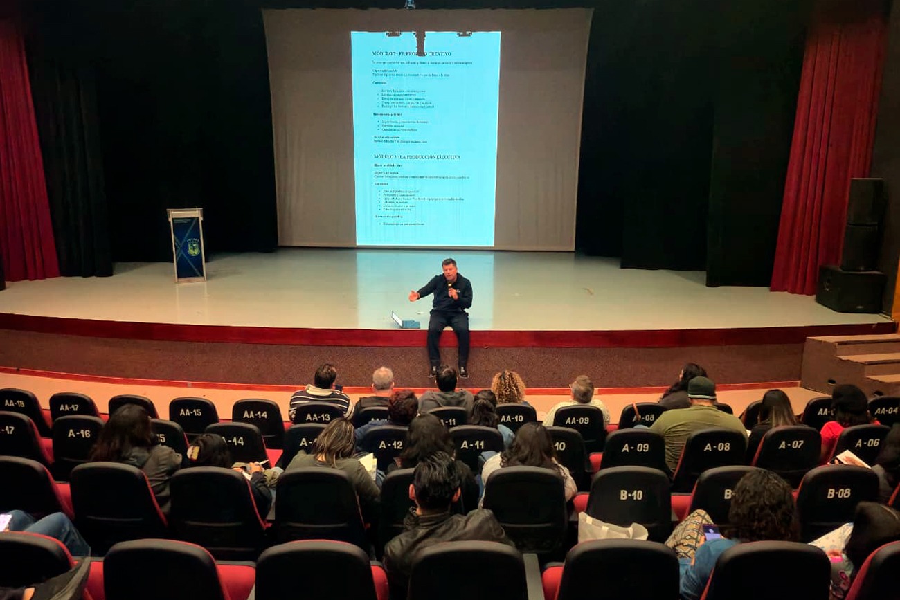 Clase magistral en la UNICACH aborda el proceso de producción teatral