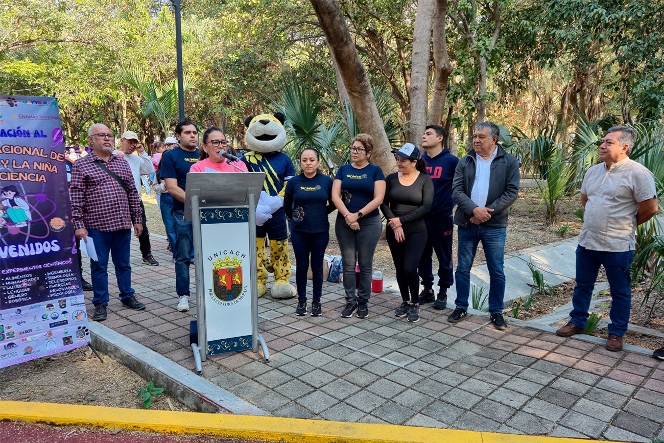 180 niñas y adolescentes, acompañadas por sus familias. 