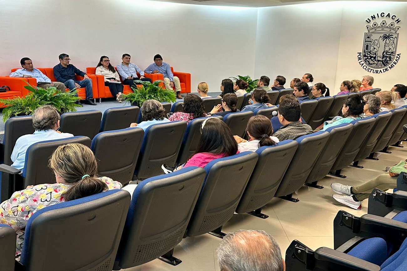 Acompañada de su equipo directivo, escuchó con atención a profesoras y profesores de la licenciatura en Cirujano Dentista y les informó de la puesta en marcha del Plan de Mejora Continua y Permanente de Espacios.