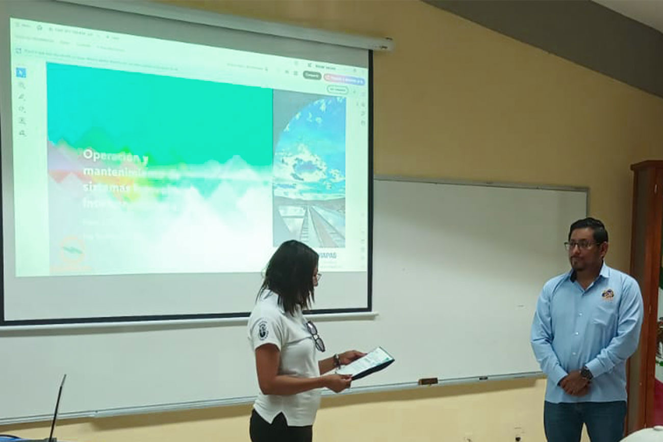 Fortalece UNICACH formación en sistemas fotovoltaicos con taller especializado