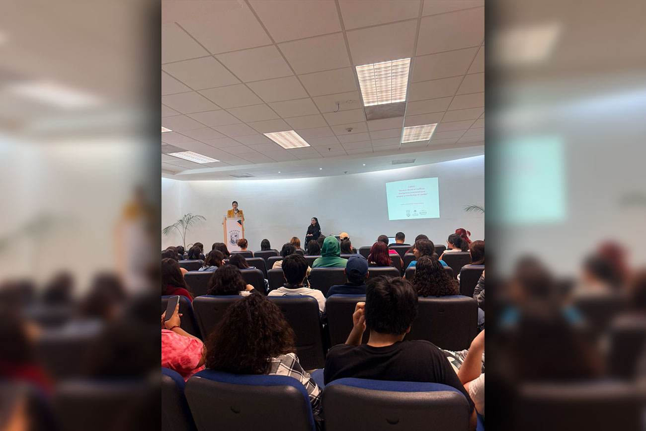 Conferencia en UNICACH aborda el papel de la inteligencia emocional ante los conflictos