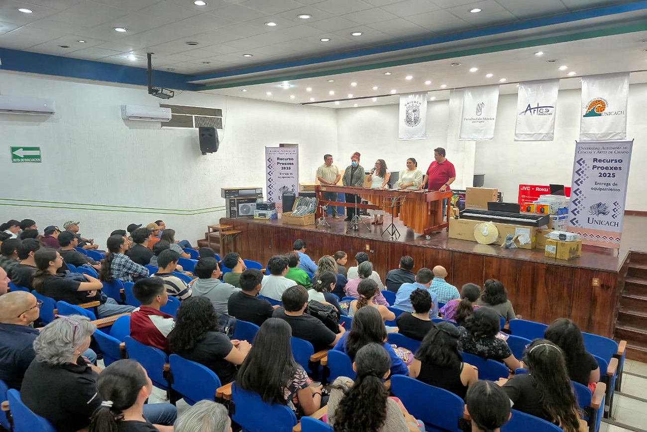 Entrega rectora de la UNICACH, Fanny López Jiménez, equipo y mobiliario que reduce rezago histórico en facultades