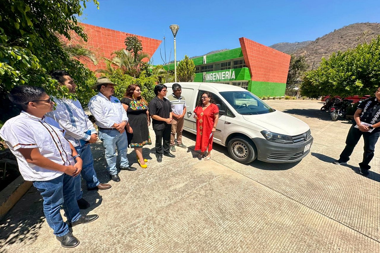 Hizo entrega de una unidad móvil a la administración de la sede universitaria, el cual permitirá cumplir de mejor manera actividades de alumnos y docentes