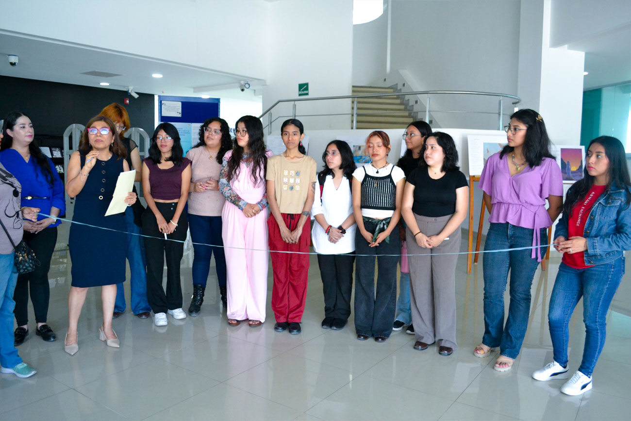 Inauguran exposición artística de universitarias en favor de la paz