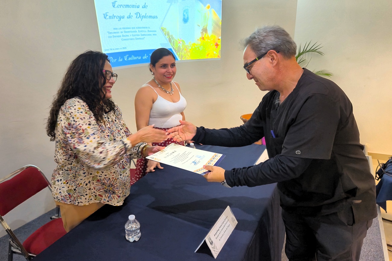 La rectora de la Universidad Autónoma de Ciencias y Artes de Chiapas (UNICACH), Fanny López Jiménez, realizó la entrega de reconocimientos a las y los participantes de un diplomado.