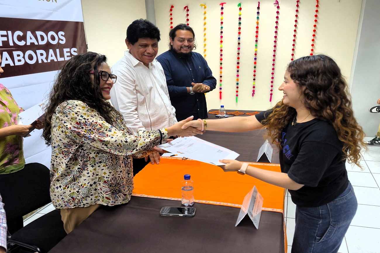 La rectora de la UNICACH, Fanny López Jiménez, destacó que este tipo de acciones fortalecen las capacidades del personal universitario