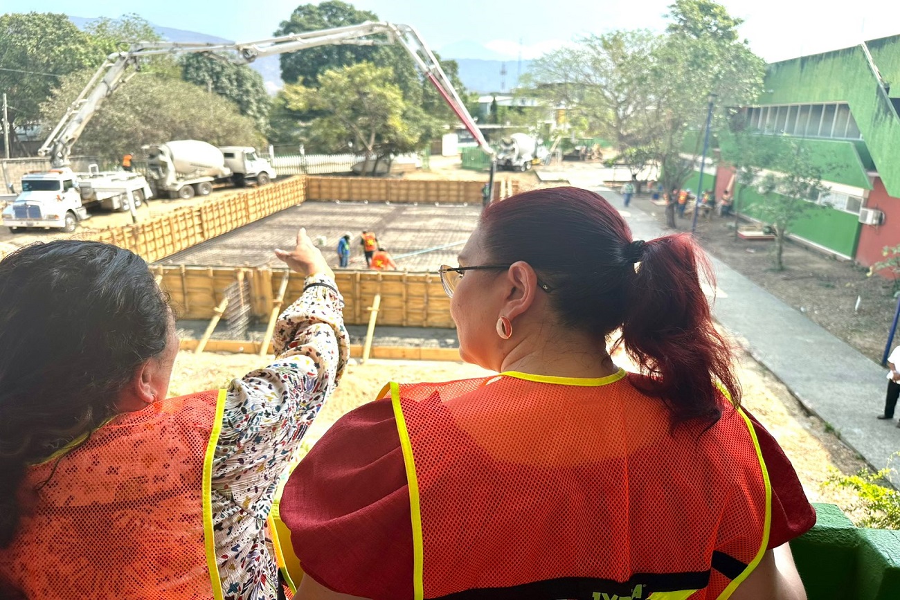 Supervisa rectora de UNICACH Fanny López Jiménez, avances en construcción de alberca semiolimpica en Tonalá
